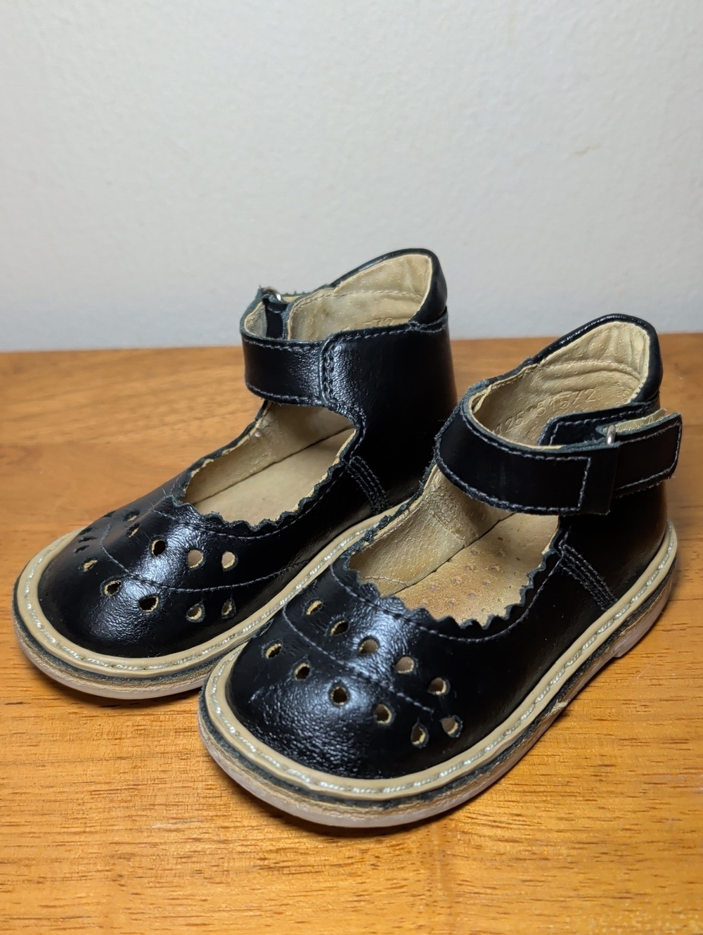 Black Leather Mary Jane Shoes Perforated Scalloped Edges Hook & Loop Baby Girl 5 - Picture 1 of 6